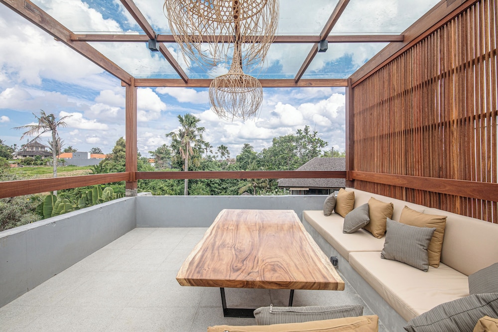 Modern 4BR Canggu Retreat Just 8mins to the Beach