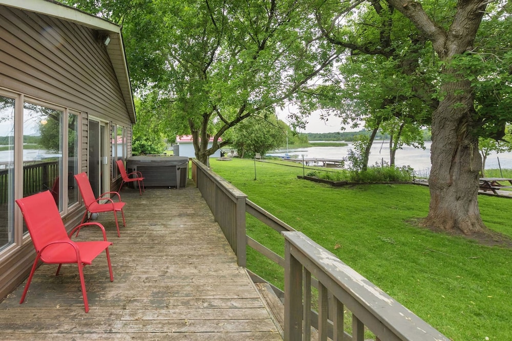 Charming Lakeside Cottage