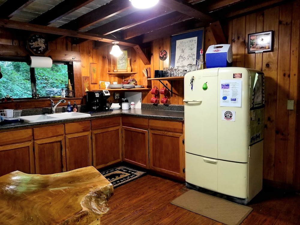 Bear Creek Lodge and Cabins in Helen Ga - Pet Friendly, River on Property, Walking Distance to downtown Helen