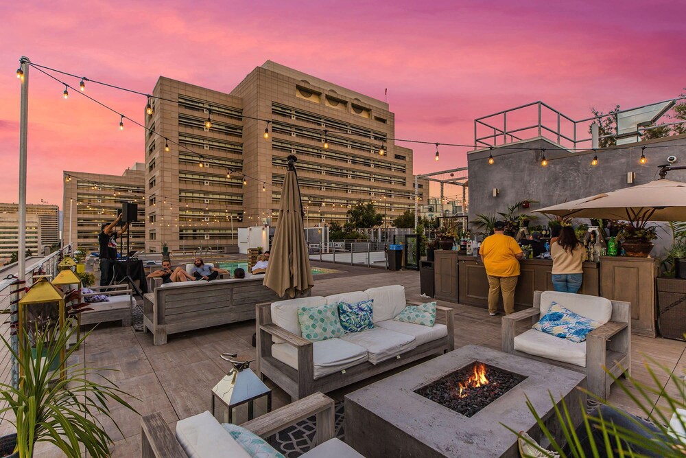 Stylish 2br/2ba At HWH by Oneluxstay