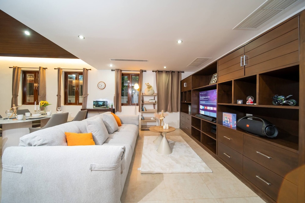 Spacious Private 4 BR Villa With a Working Office