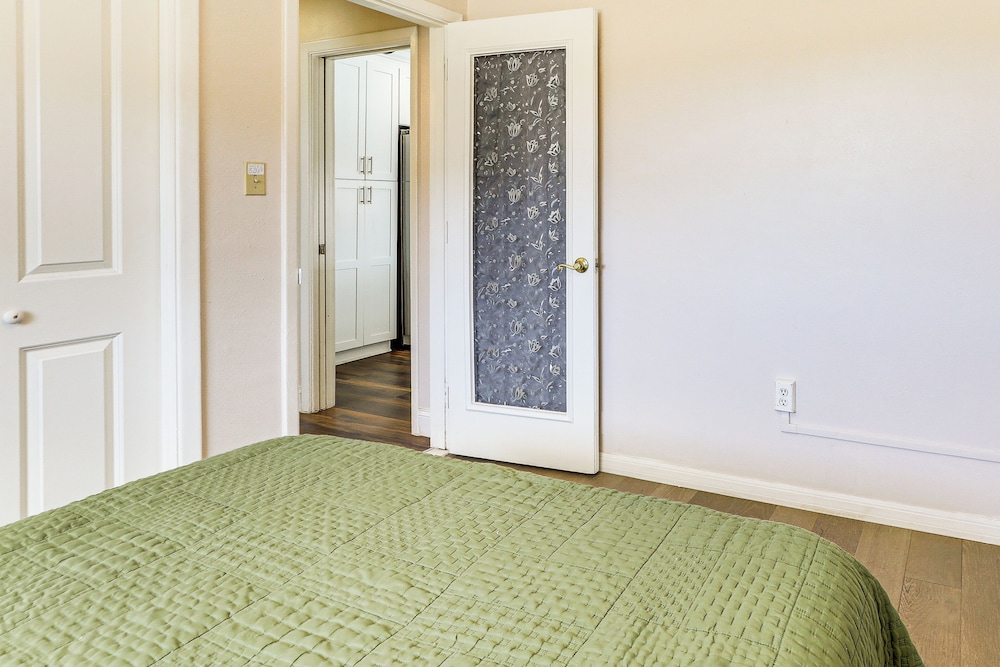 Furnished Sunroom w/ TV! Canal-front Bradenton Gem