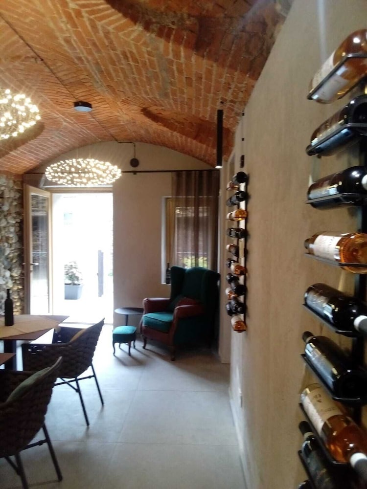 Decanter House