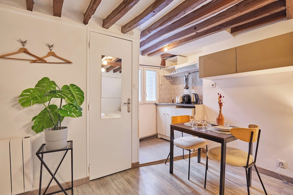 Elegant Studio Center of Paris