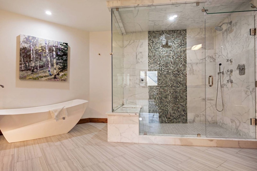 Luxe 4 Bedroom Beaver Creek Lodge Condo With ski in, ski out Access