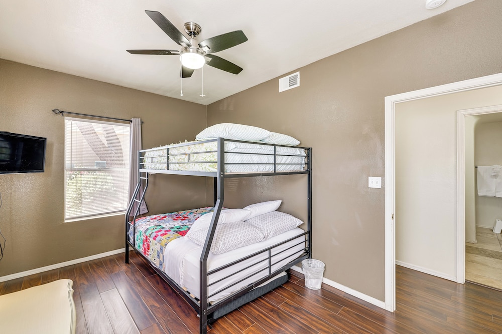Near Hiking: Condo w/ Pool & Tennis in Phoenix!