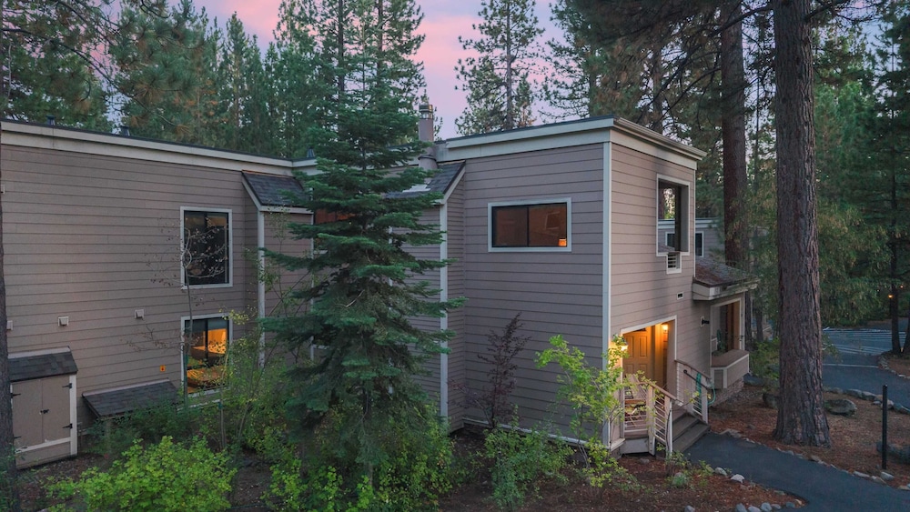 Near Ski, Beach, & Hiking Trails + Clubhouse Pool & Hot Tub Access Juanita Blue by Avantstay