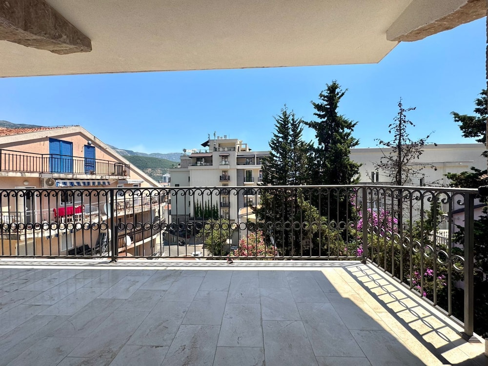 Sunny Bay Apartments