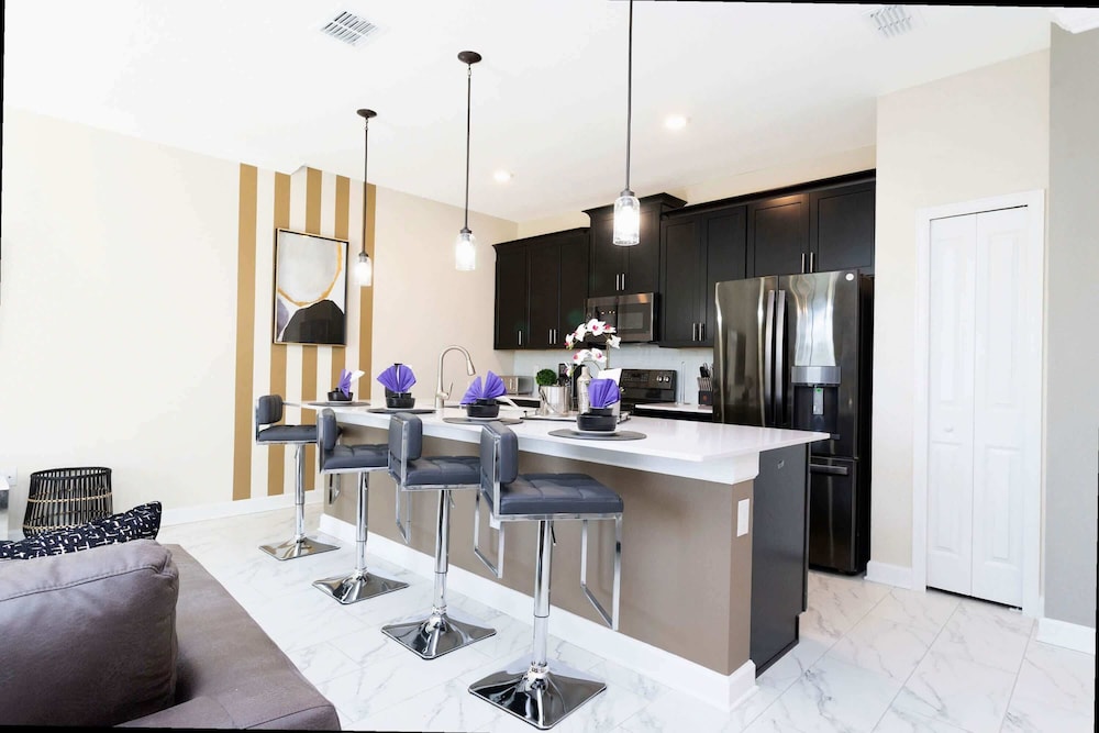 Stylish 4Bd w Lake View Pool Kids Themed Room