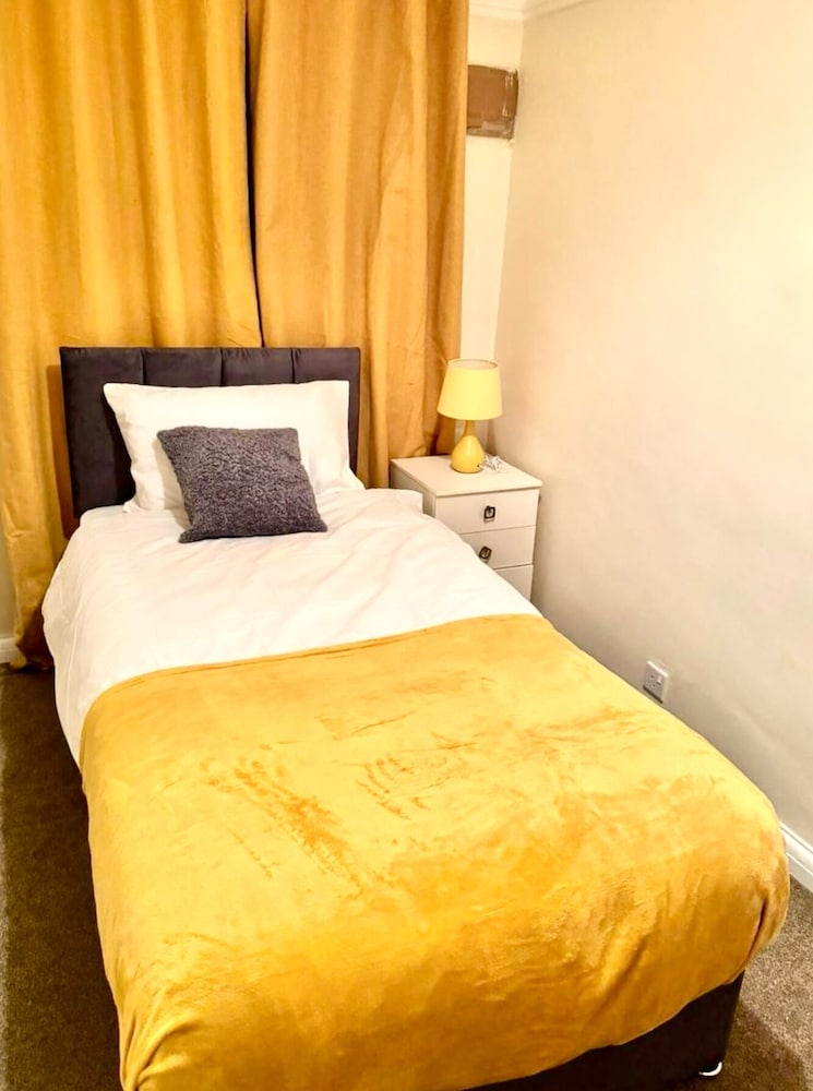 Spacious 3-bed House With Free Parking view 3