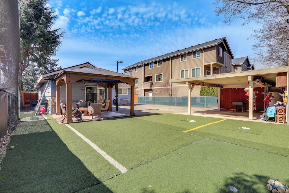 15 Mi to Dtwn Seattle! Home w/ Fun Outdoor Space