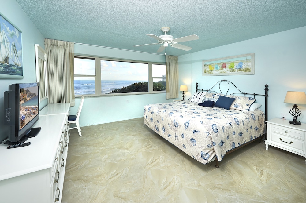 Paradise Beach Club by Happy Palm Stays