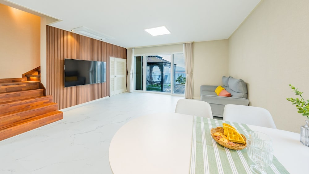 Geoje Daol Pool Villa Pension