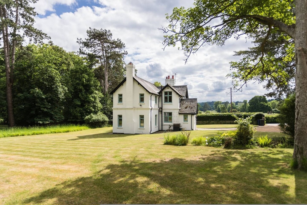 Benhams Country Cottage - From 250 Per Night