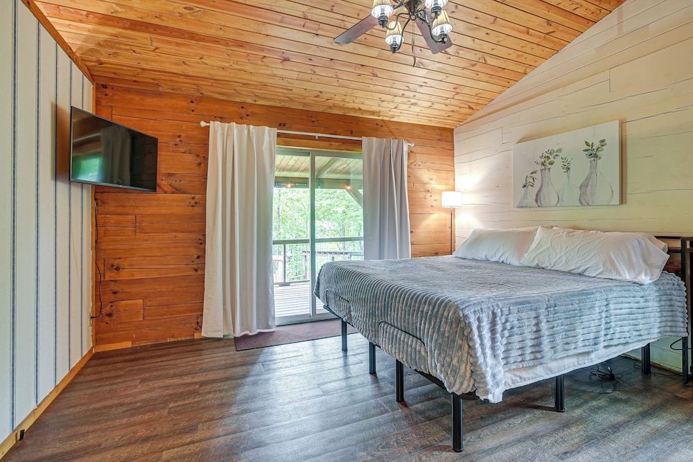 Pond & Fire Pit: Charming Log Cabin Near Blue Rock