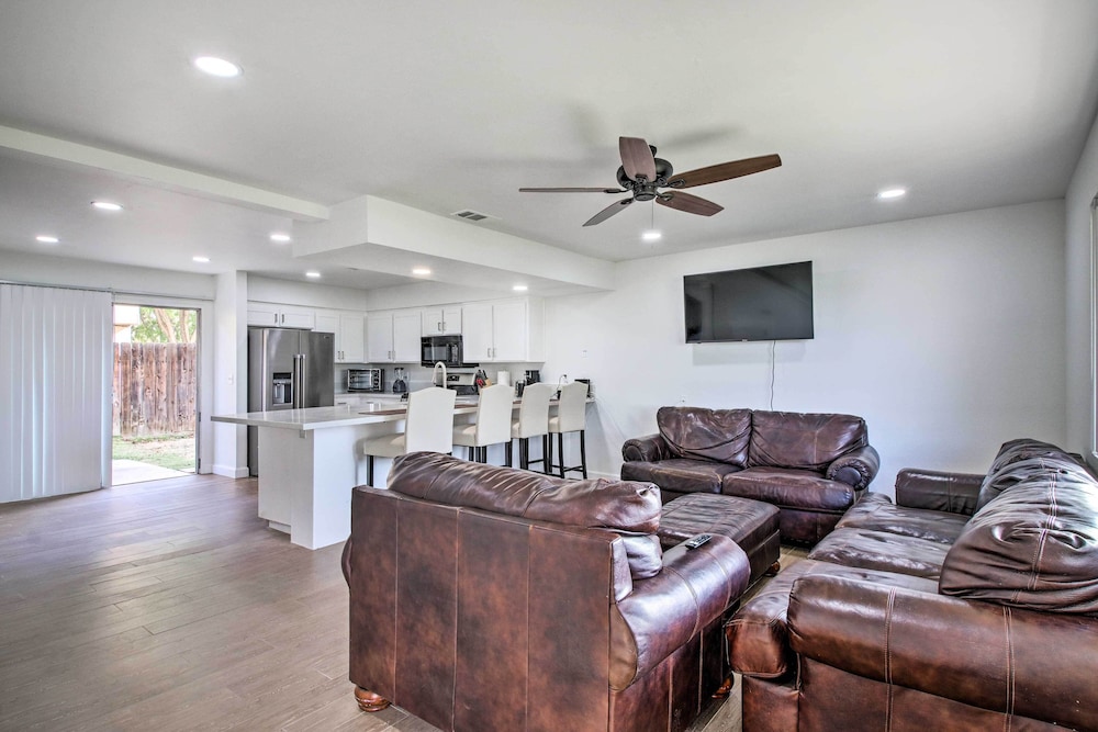 Bakersfield Vacations - Central Bakersfield Townhome w/ Private Patio - Property Image 1
