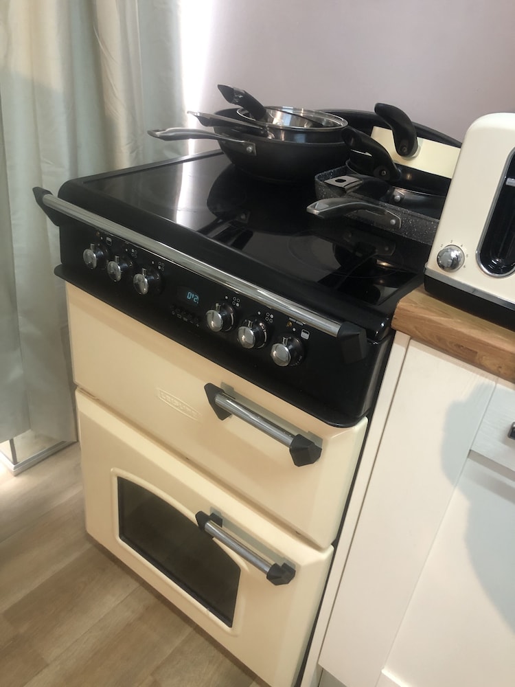 Superb Apartment With Sky Glass TV and Netflix view 4