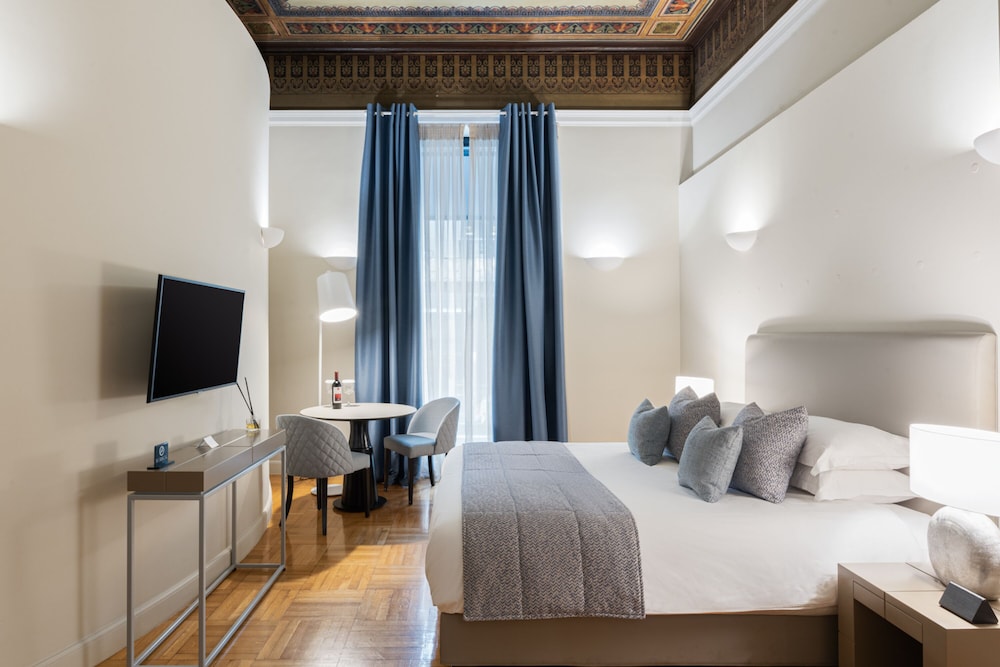 33 Solonos Suites