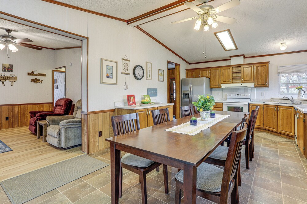 < 1 Mi to Greers Ferry Lake: Dog-friendly Home!