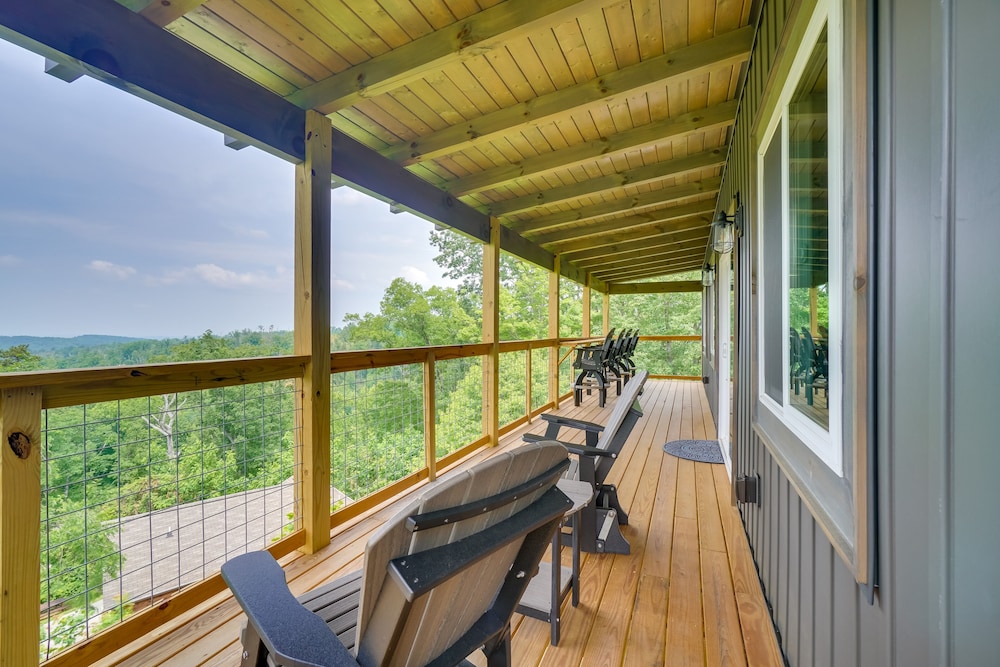 Gorgeous Gatlinburg Cabin: Large Deck & Hot Tub! view 2