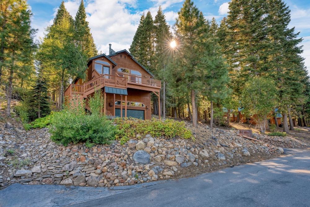 Golden Summit by Avantstay Stunning Secluded Cabin w Access to Tahoe Donner