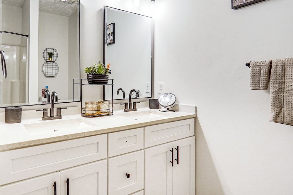 9 Mi to Dtwn Fayetteville: Condo w/ Pool Access!
