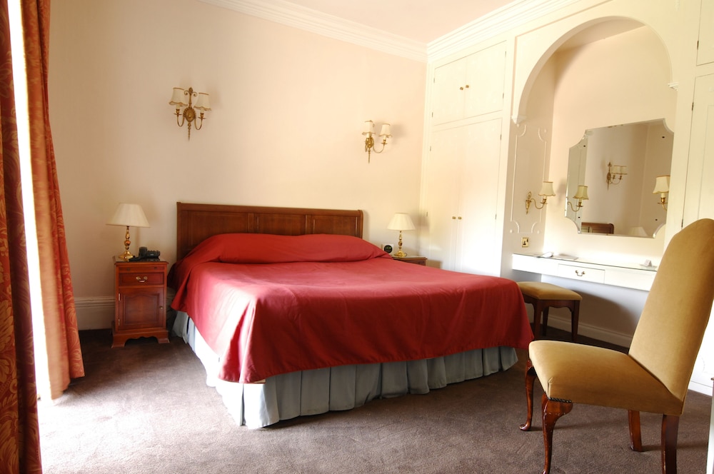 French Horn Hotel view 3