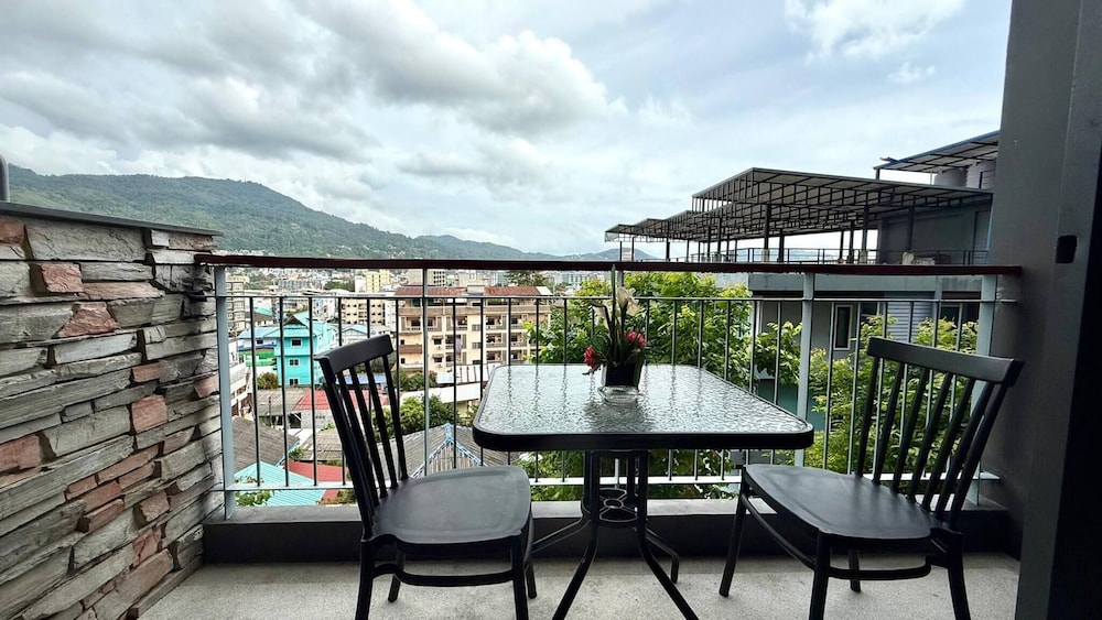 Emerald 307 - Studio With Balcony and Shared Pool