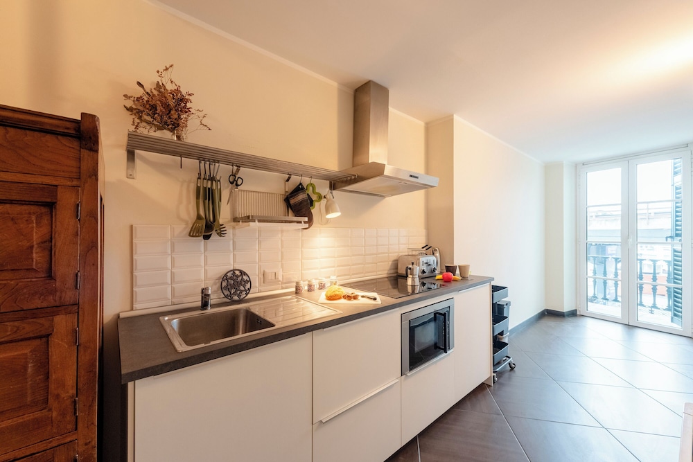 Beautiful Flat Next To Aquarium