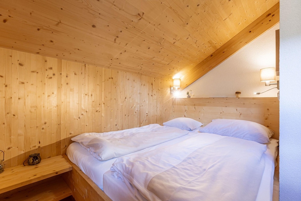 Spacious Chalet With hot tub