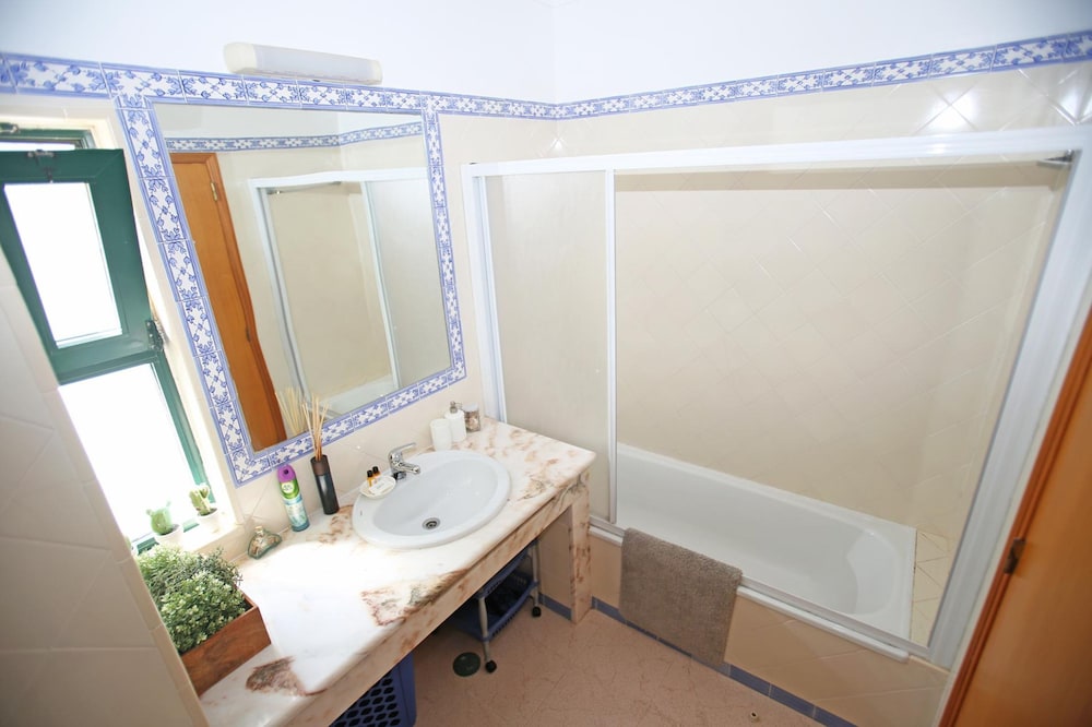 B16 - Sandy Pine Beachfront Flat in Lagos