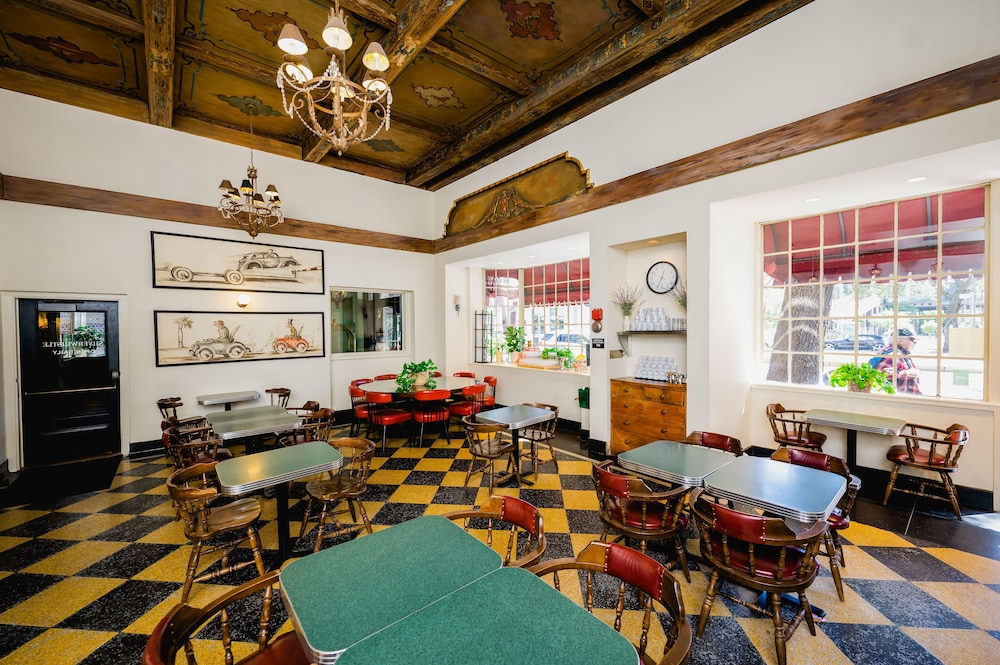 New Orleans Vacations - The Pontchartrain Hotel - Property Image 12