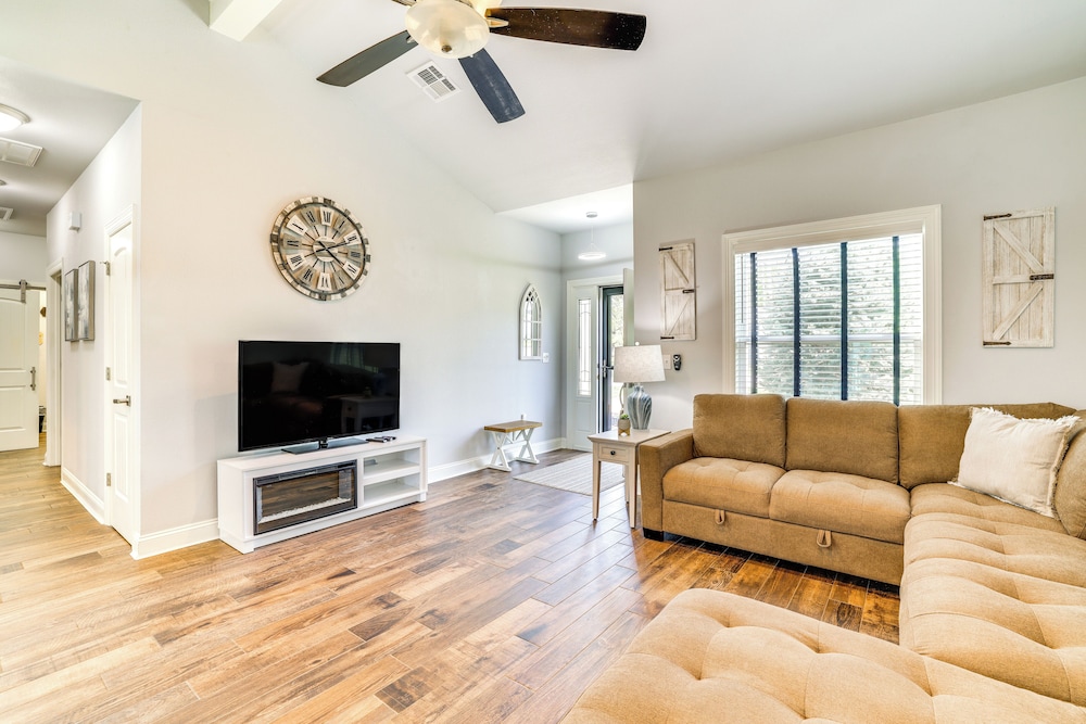 < 1 Mi to Golf & Marina: Inviting Home in Afton!