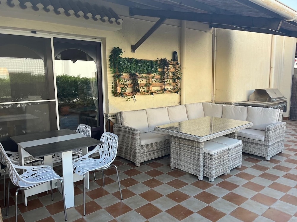 Villa Evelina 1 Minute to Beach Sleeps 8