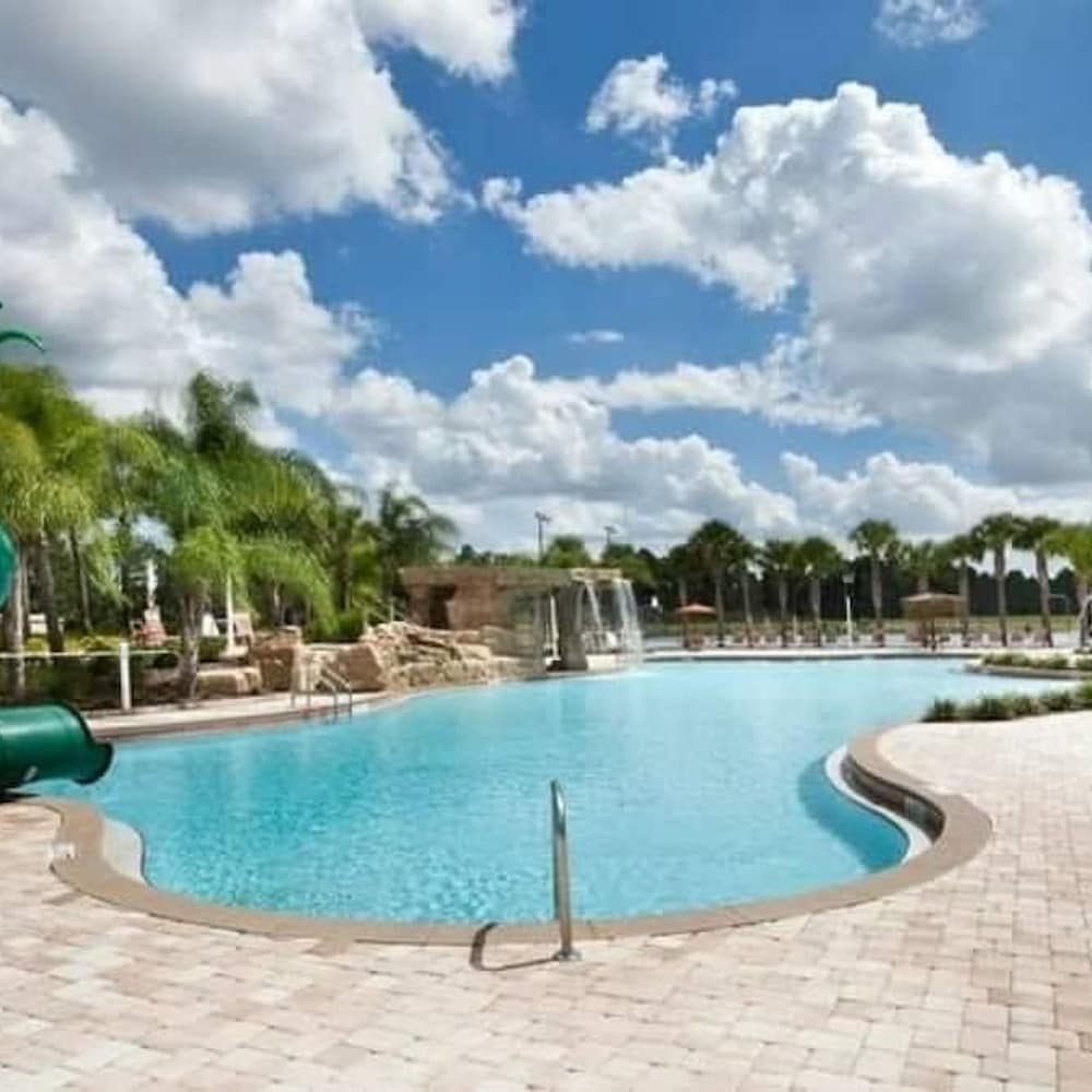 9004 Amazing 5BD With Pool