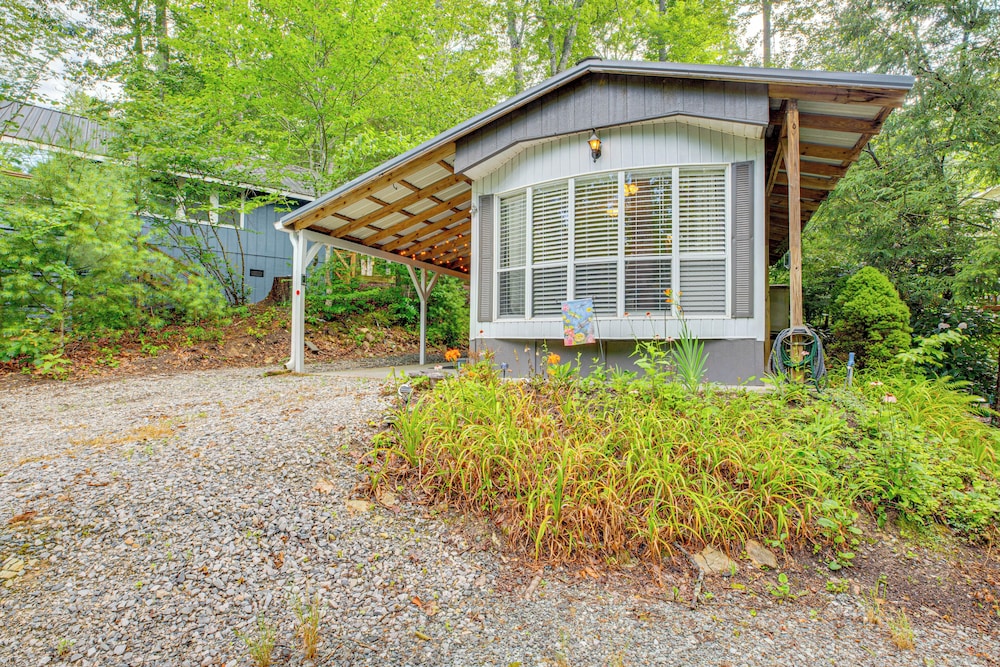 Hike, Swim, Ski & More: Pet-friendly Newland Home!