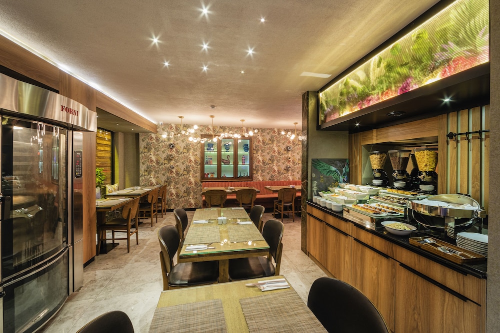 Ayramin Deluxe Hotel - Image 21