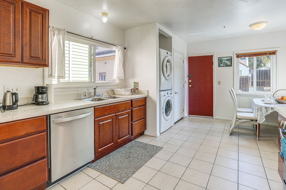 Walkable East Bay Home - 2 Mi to Bart Station