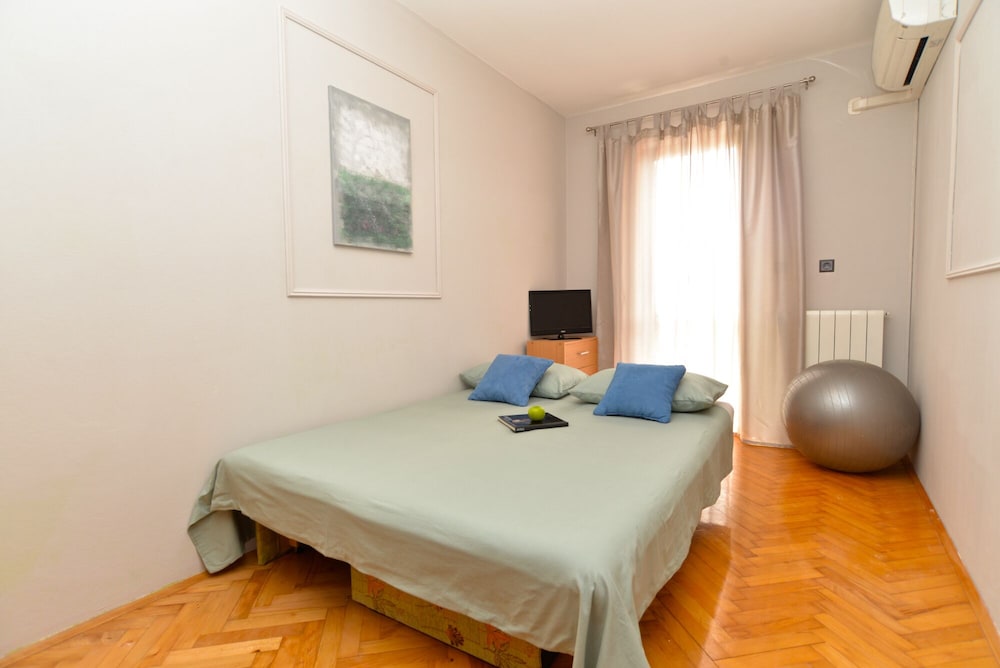 Apartment 843