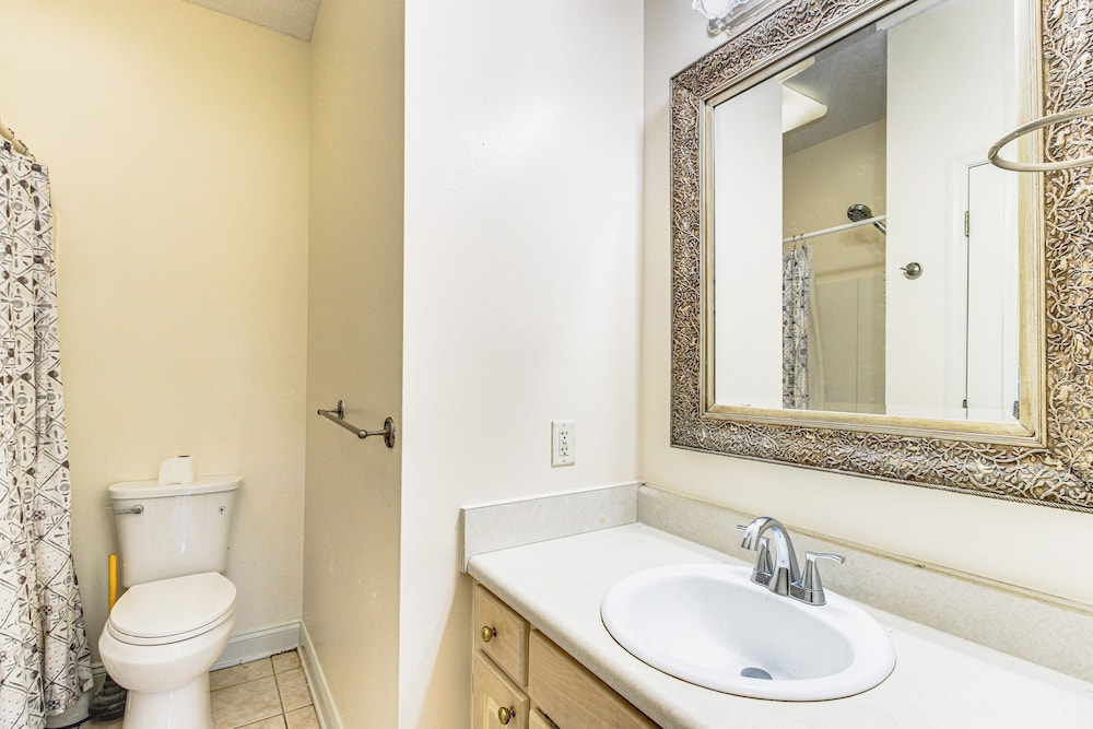 6 Mi to Dtwn Albany: Convenient Home w/ Patio