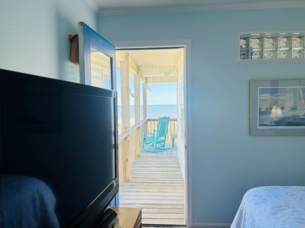 Clamelot 4 Bedroom Home by RedAwning