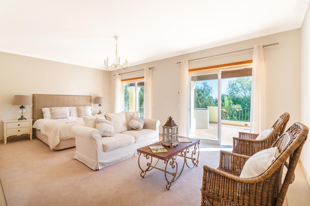 Villa Amarela - Luxurious 4 Bedroom Villa in Lagos