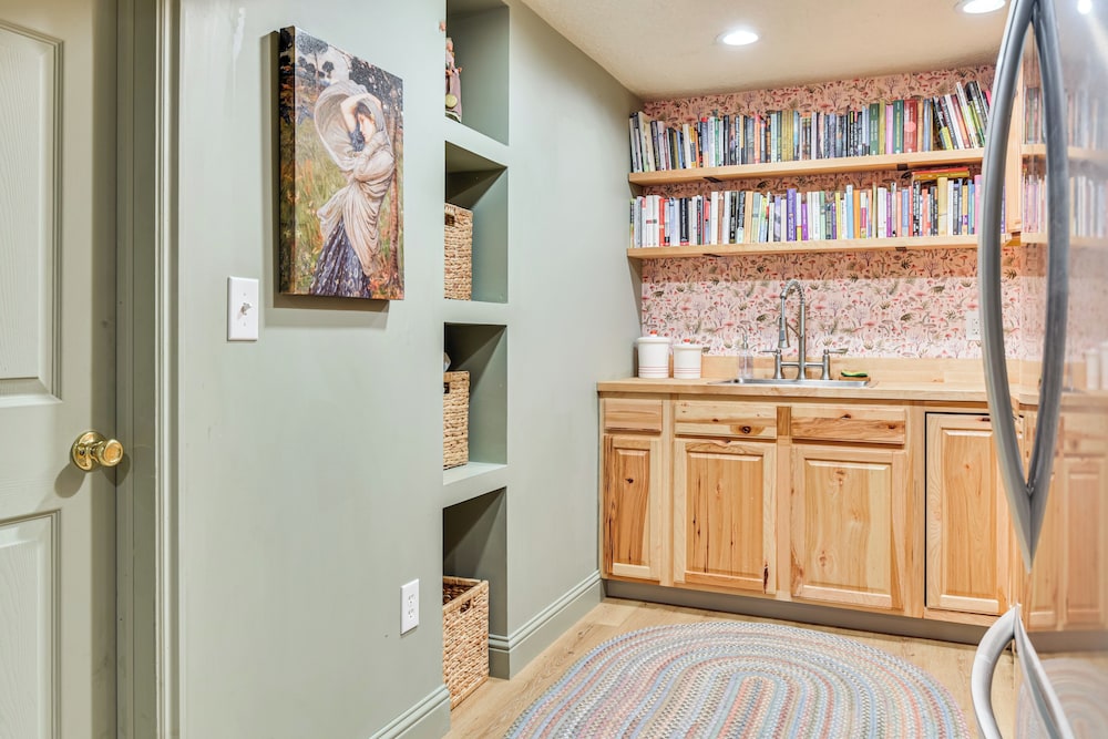 Ski, Hike & More: Homey Huntsville Retreat!