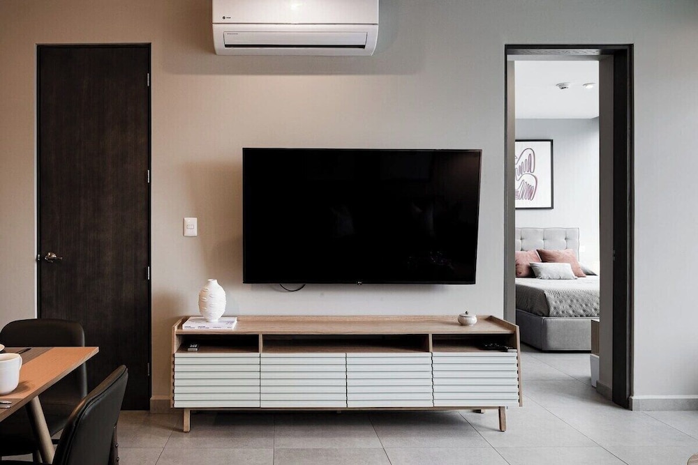 Modern Apts w Pool & Mountain View