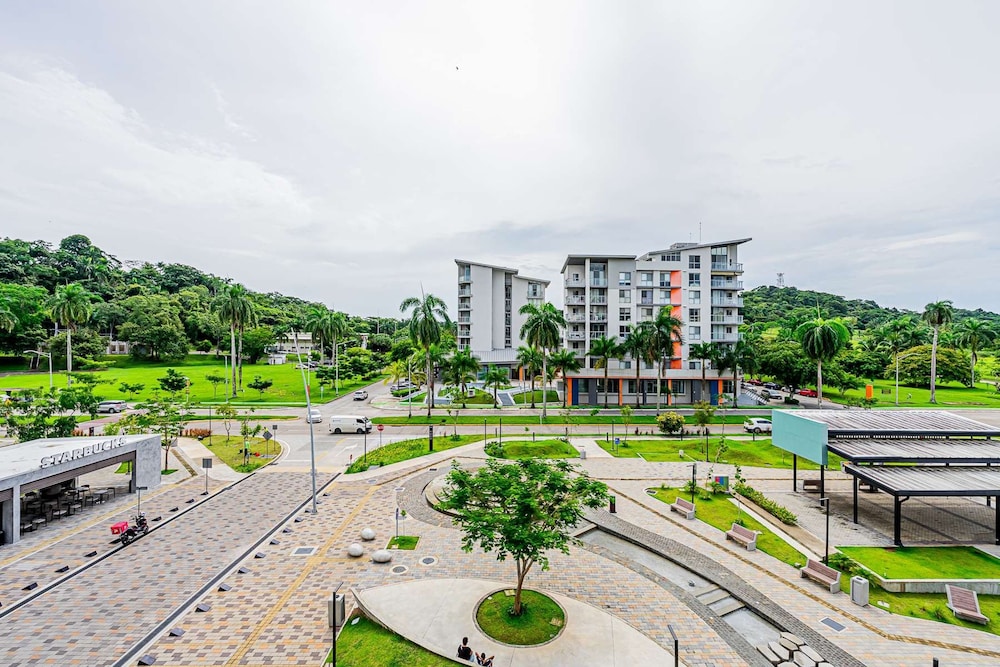 w Modern 2BR w Great Deco in Centriqo