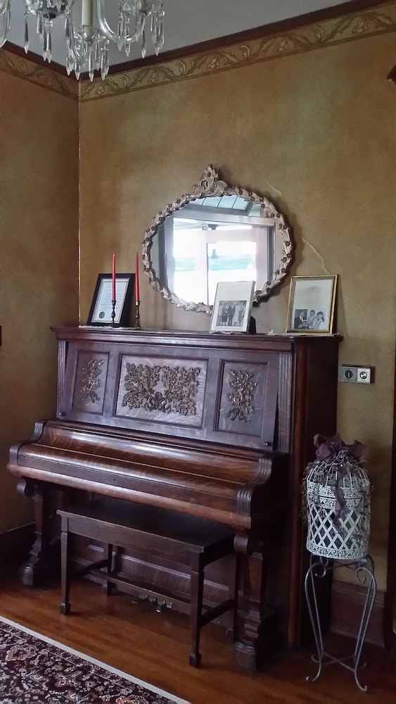 Chestnut Charm Bed & Breakfast