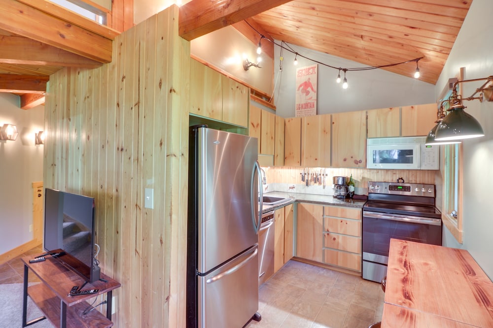 Cozy Resort Condo ~ 2 Mi to Whitefish Mtn Resort! view 4