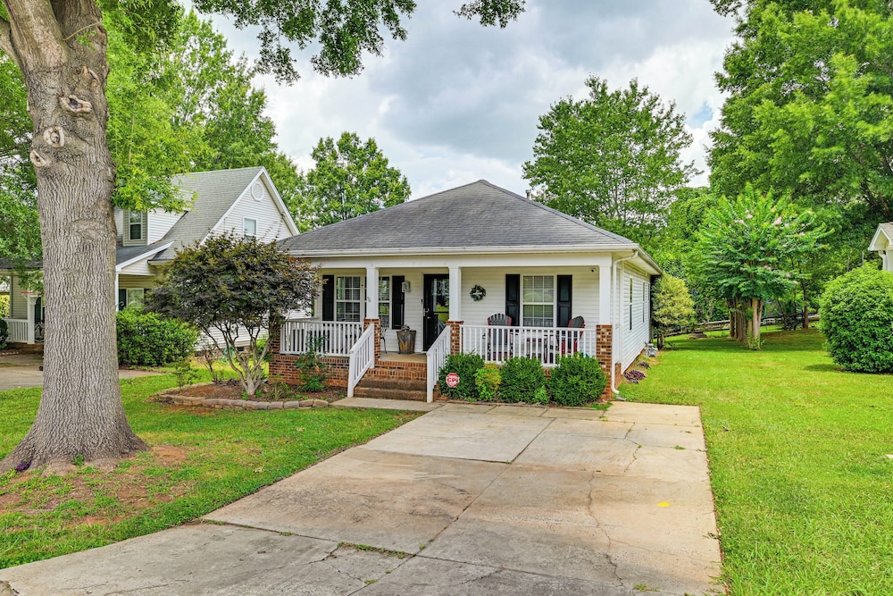 < 1 Mi to River & Downtown Belmont: Cozy Cottage