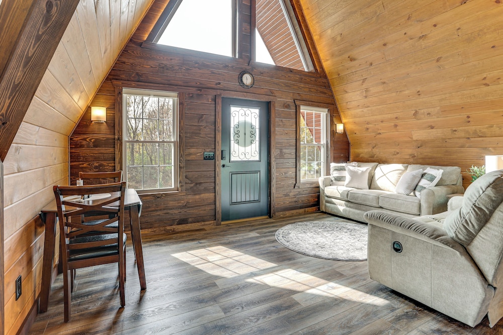 Hot Tub, Fire Pit, Bbq, On-site Pond: Kenton Cabin