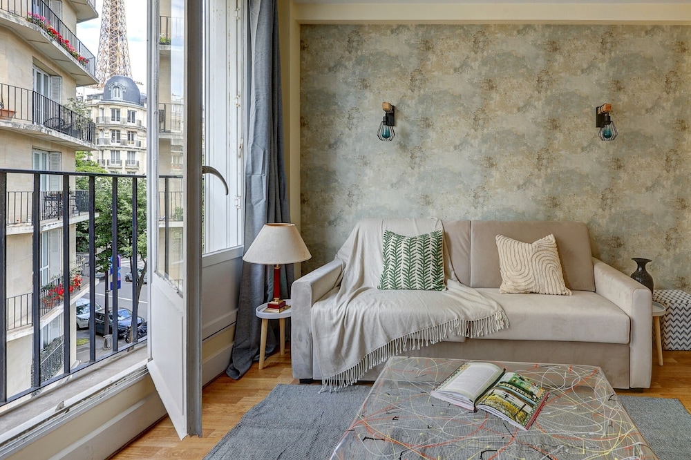 Elegant 1BR Near Eiffel & Champ de Mars